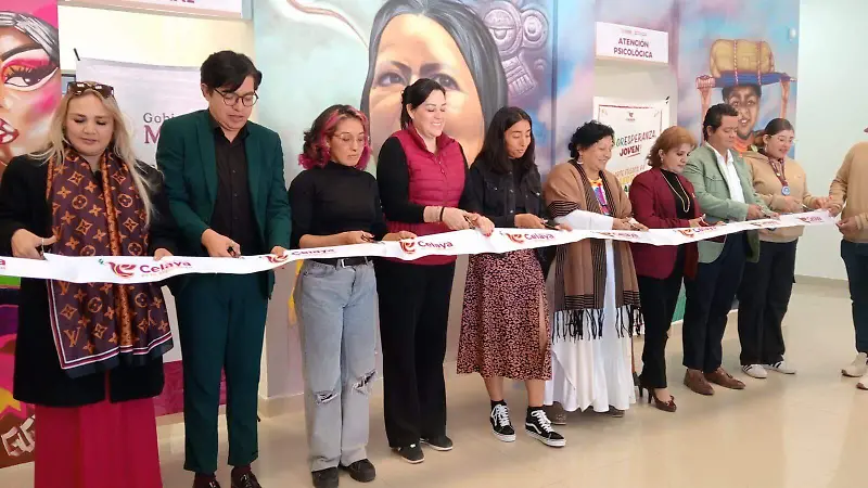 Corte del listón inaugural. 